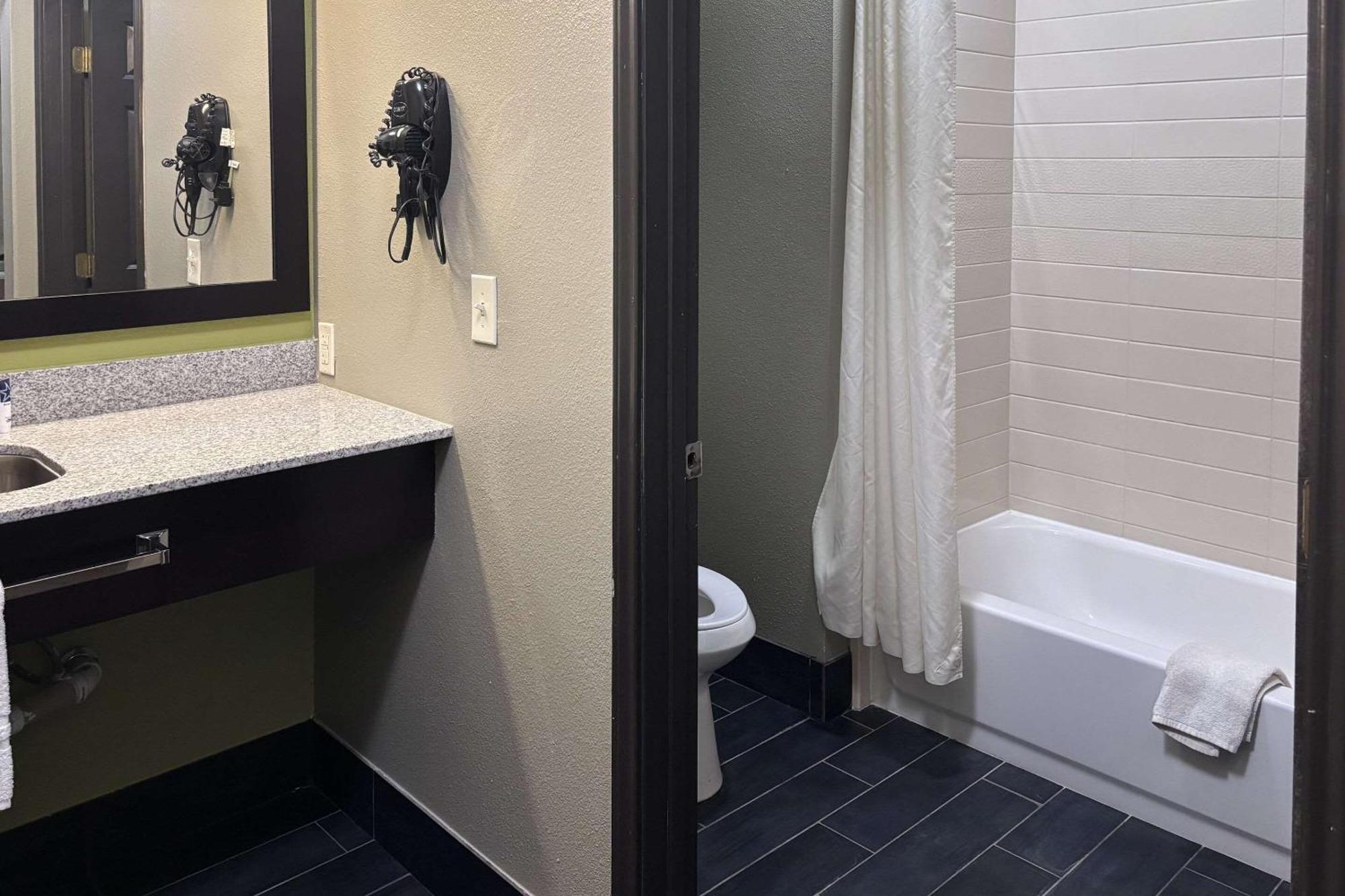 Rodeway Inn Dilley Екстериор снимка