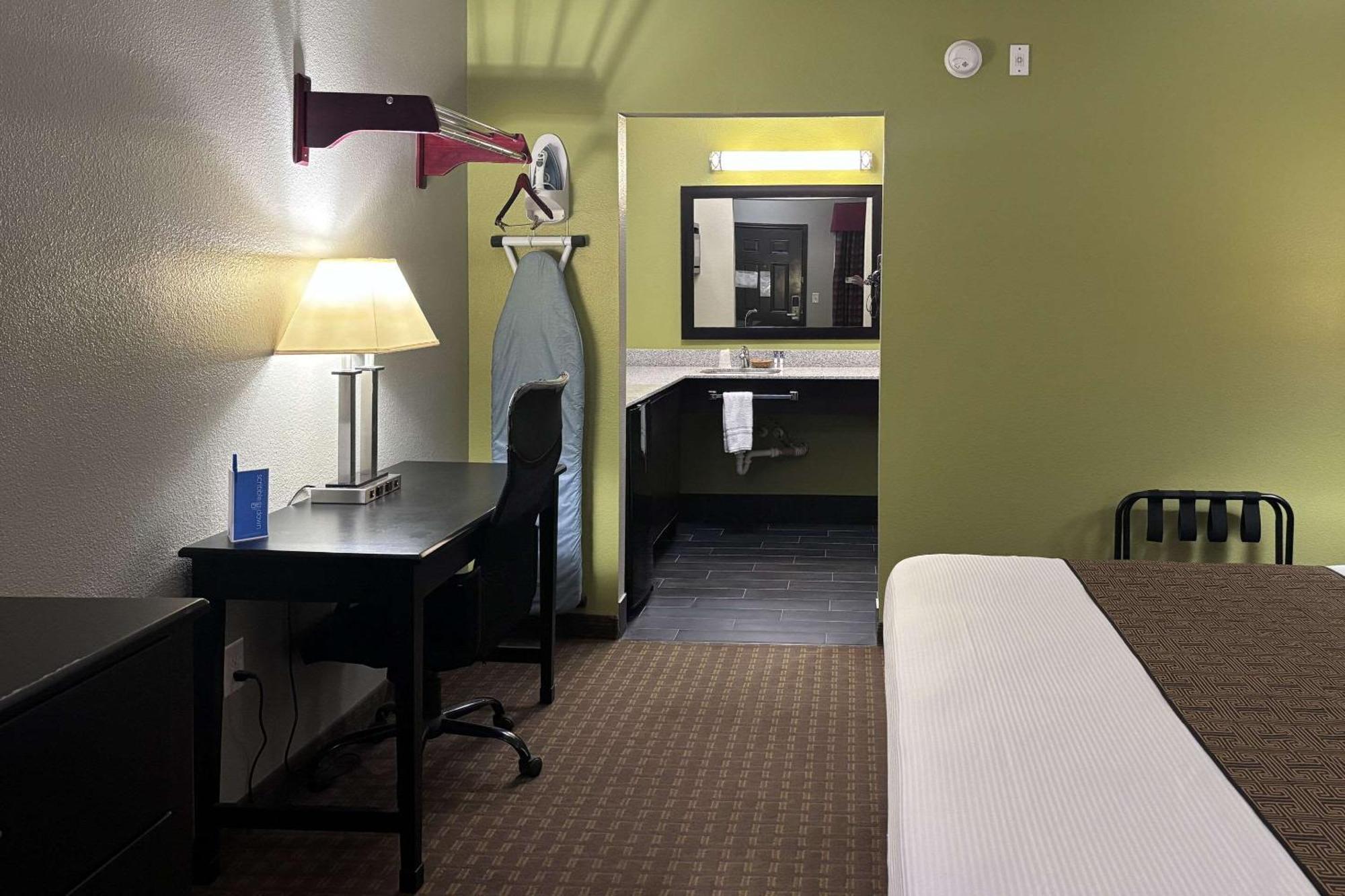 Rodeway Inn Dilley Екстериор снимка