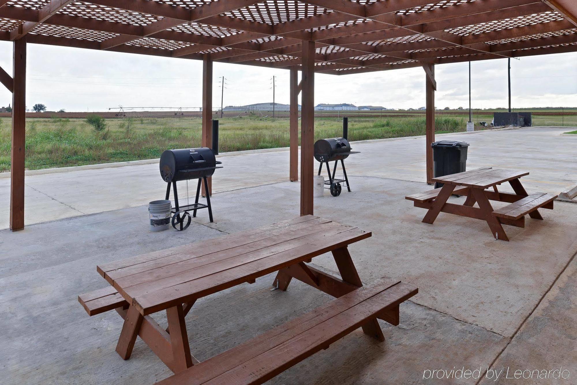 Rodeway Inn Dilley Екстериор снимка