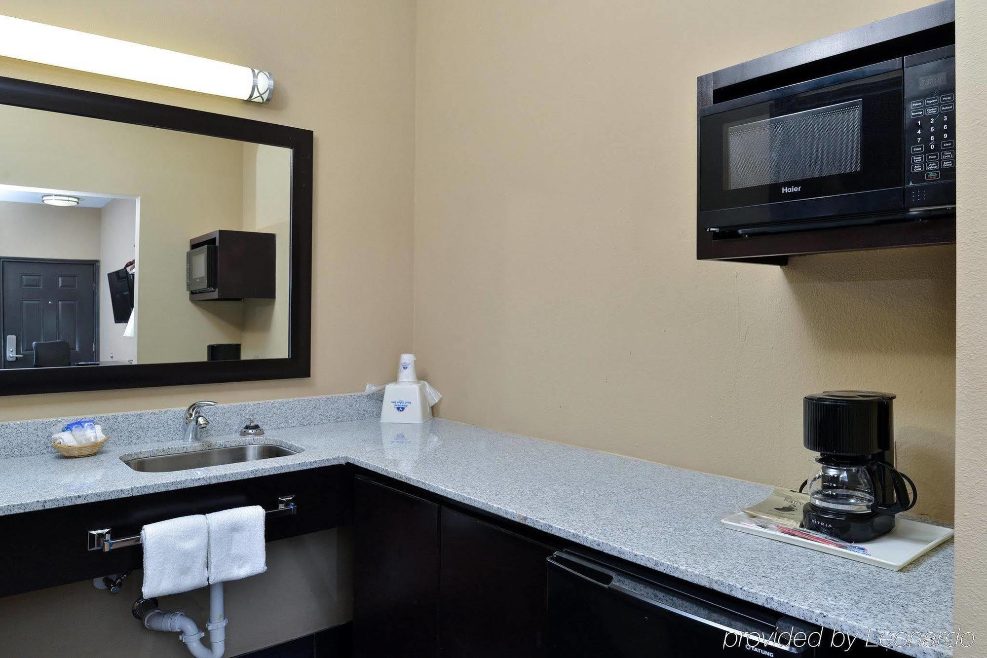 Rodeway Inn Dilley Екстериор снимка