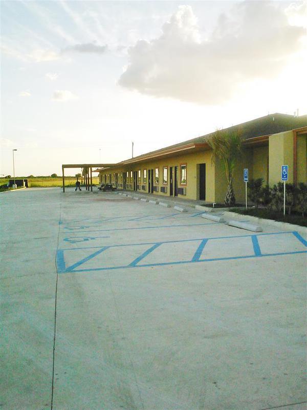 Rodeway Inn Dilley Екстериор снимка